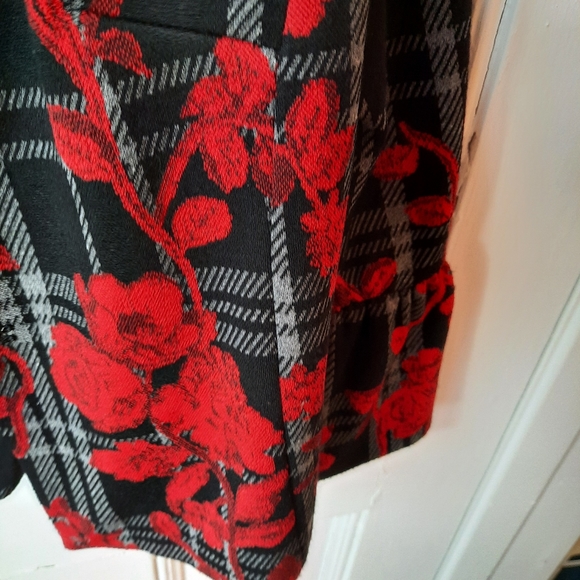 SALE -Vintage crop blazer with red roses looks brand new, Fall and winter blazer - Picture 4 of 10